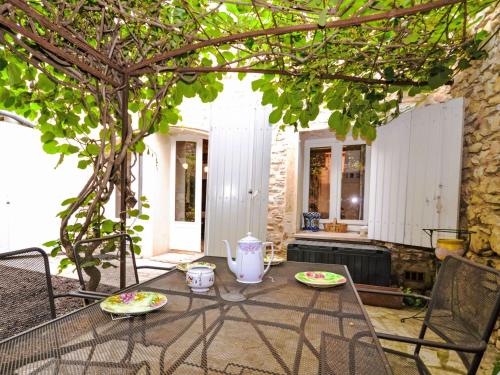 - une table avec deux assiettes de nourriture sur la terrasse dans l'établissement Holiday Home Le Jardin by Interhome, à Bernis