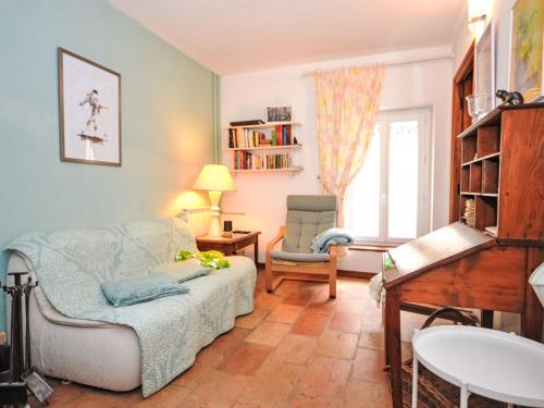 un salon avec un canapé et une chaise dans l'établissement Holiday Home Le Jardin by Interhome, à Bernis