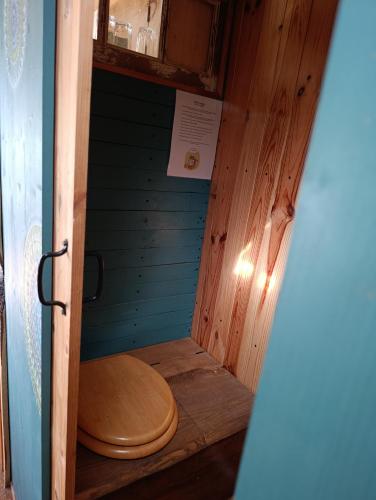 La salle de bains est pourvue de toilettes en bois. dans l'établissement la cabane mobile, à Beyssenac