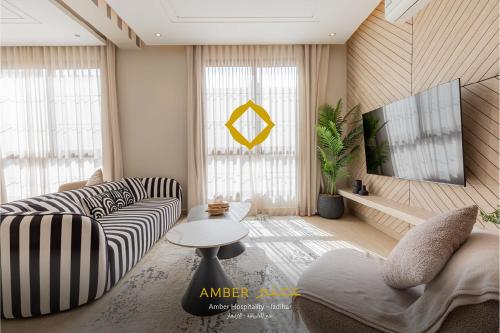 リヤドにあるAmber Hospitality - Al Izdiharのソファとテーブルのあるリビングルーム