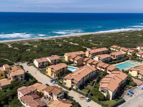 eine Luftaufnahme eines Resorts in der Nähe des Ozeans in der Unterkunft Apartment Mara by Interhome in Badesi