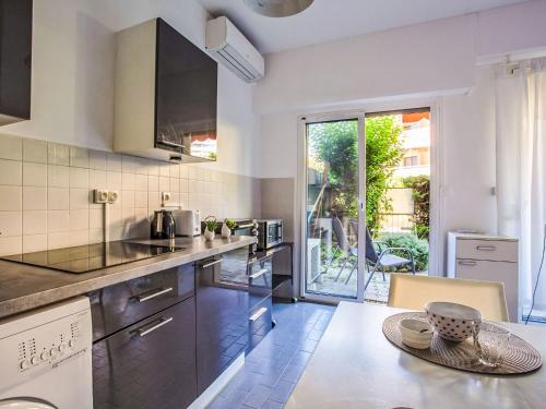 une cuisine avec une table et une salle à manger dans l'établissement Studio Riva Bella by Interhome, à Cagnes-sur-Mer