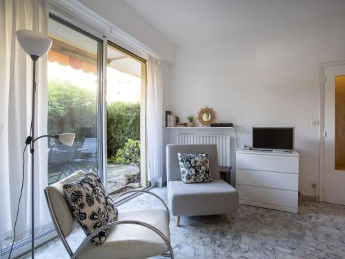 un salon avec une chaise et une télévision dans l'établissement Studio Riva Bella by Interhome, à Cagnes-sur-Mer