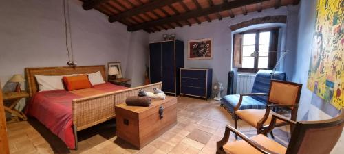 a bedroom with a bed and a chair at La casita marrón in Palafrugell