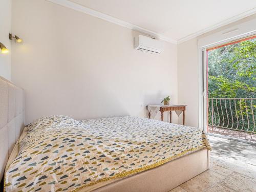 une chambre avec un lit et une grande fenêtre dans l'établissement Villa Lou Clapas by Interhome, à La Londe-les-Maures