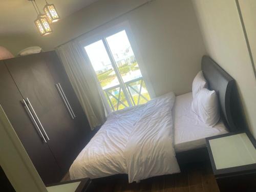 Ένα ή περισσότερα κρεβάτια σε δωμάτιο στο Chalet at Mountain View Ras El Hekma