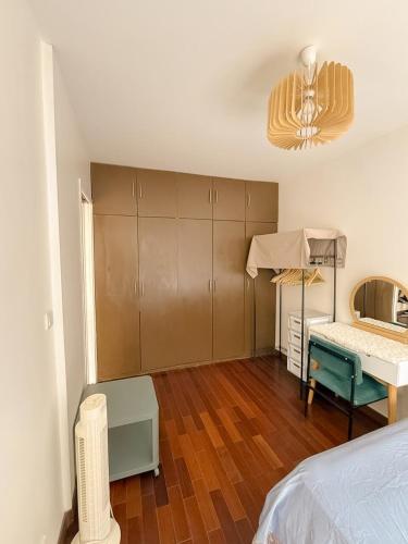 une chambre avec un lit, un bureau et une table dans l'établissement Charmant 2P à Montrouge Wi-Fi & confort, à Montrouge