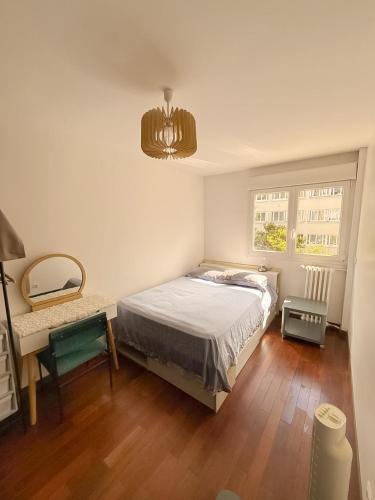 une chambre avec un lit, un bureau et une fenêtre dans l'établissement Charmant 2P à Montrouge Wi-Fi & confort, à Montrouge