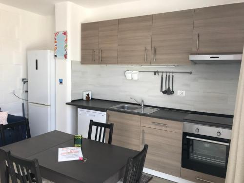 Cuisine ou kitchenette dans l'établissement Emanuela Apartments 1.0