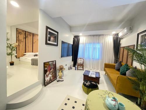 YOLO Bangkok Boutique Hotelにあるベッド