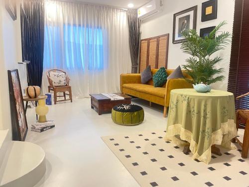 YOLO Bangkok Boutique Hotelにあるシーティングエリア