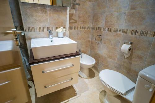 a bathroom with a sink and a toilet at Apartamento en Magic World in Oropesa del Mar