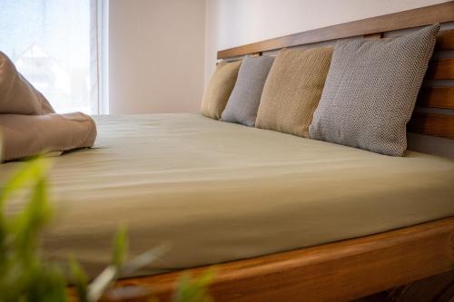 a bed with two pillows on top of it at Design Apartment Bavaria - Küche, Smart-TV & Mehr in Scheyern