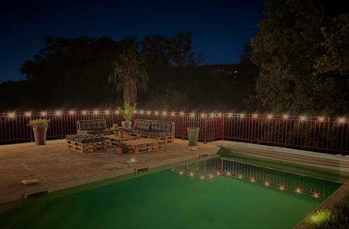 une piscine avec une clôture éclairée dans l'établissement Villa au calme avec piscine, à Saint-Jean-Pla-de-Corts