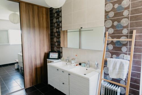 une salle de bain avec un lavabo et un miroir dans l'établissement Villa au calme avec piscine, à Saint-Jean-Pla-de-Corts