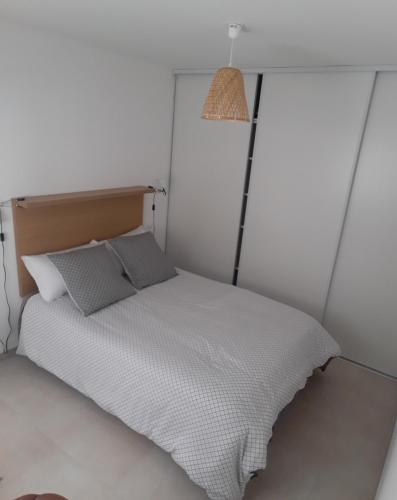 - une petite chambre avec un lit et une lampe dans l'établissement Appartement T2 bord de mer N165, à Linguizzetta