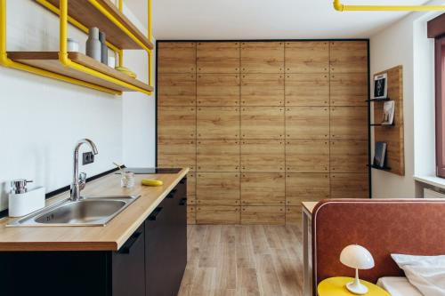 cocina con puerta de madera y fregadero en Campus68, en Mannheim