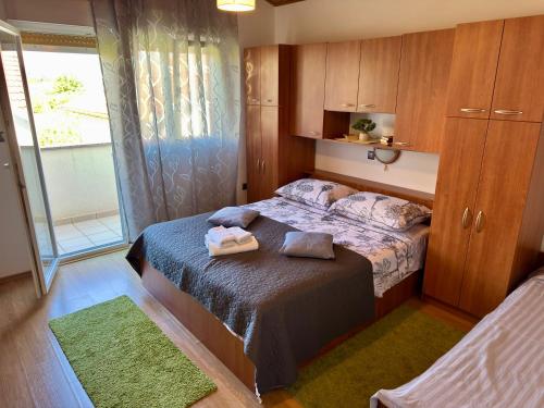 Un dormitorio con una cama con dos toallas encima. en Apartments Angela Rab, en Supetarska Draga