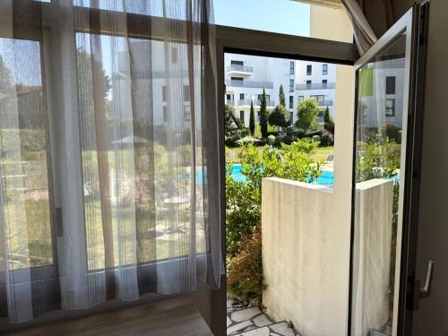 Photo de la galerie de l'établissement ღ New Rochelle - Studio Piscine & Parking, à La Rochelle