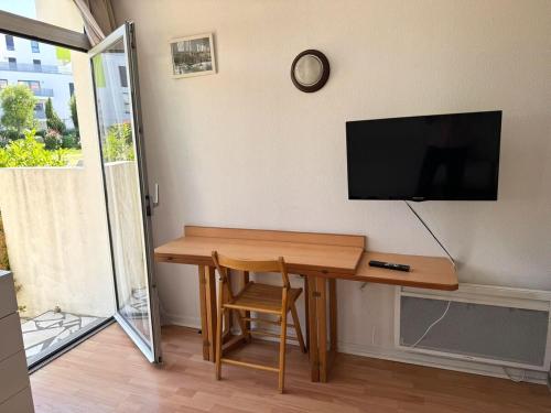 Photo de la galerie de l'établissement ღ New Rochelle - Studio Piscine & Parking, à La Rochelle