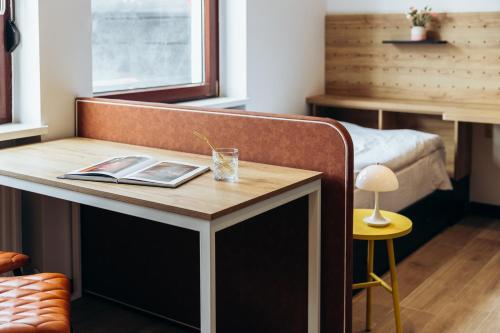 - Escritorio en una habitación con cama y mesa en Campus68, en Mannheim