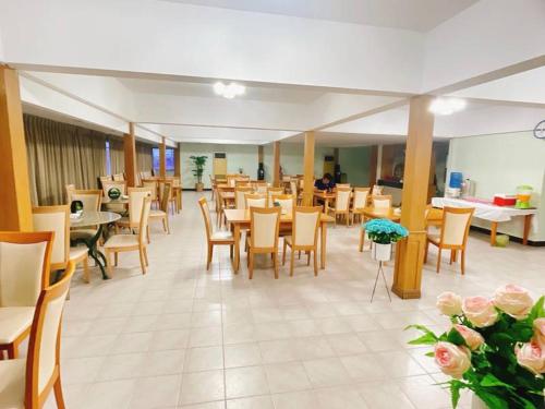 Restoran atau tempat lain untuk makan di Navanakorn Golden View