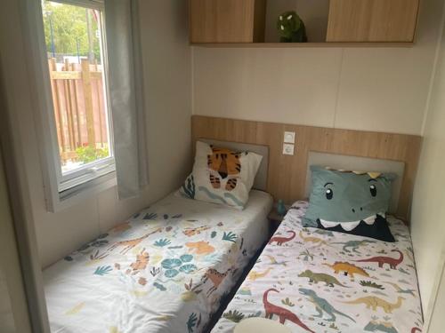 une petite chambre avec un lit et une fenêtre dans l'établissement Bungalow, à Capbreton