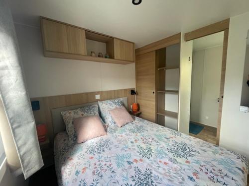 une chambre avec un lit avec deux oreillers dessus dans l'établissement Bungalow, à Capbreton