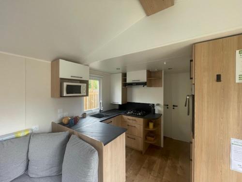 une cuisine avec un canapé devant une cuisine dans l'établissement Bungalow, à Capbreton