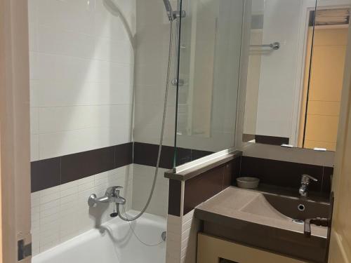 une salle de bain avec douche et lavabo dans l'établissement 2 pièces RDJ climatisé avec accès piscine, tennis, golf et plus, proche Méditerranée et Massif de l'Estérel - FR-1-504-685, à Saint-Raphaël