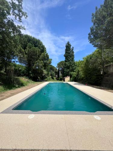 - une piscine dans une cour arborée dans l'établissement Domaine de la Fauvelle, à Thuir