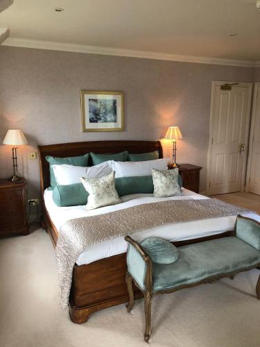 a bedroom with a large bed and two lamps at Loch Ness Lodge in Drumnadrochit