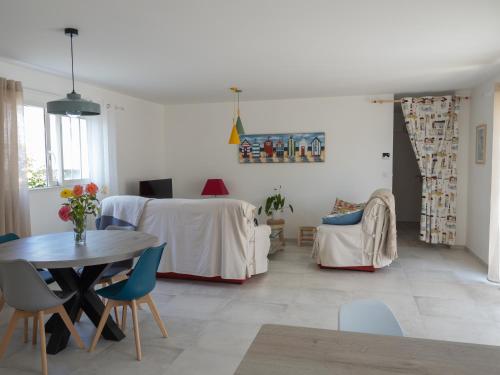 勒沙托多莱龙LA CASA DE BABOU的客厅配有桌子和桌椅