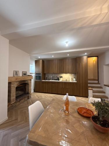 une cuisine et une salle à manger avec une table et des chaises dans l'établissement Le Cadran Solaire, à Villecroze