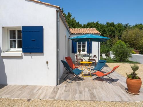 勒沙托多莱龙LA CASA DE BABOU的带桌椅和遮阳伞的露台