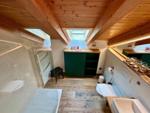 Un baño pequeño con lavabo e inodoro. en Ferienwohnung BergSucht, en Schönau am Königssee