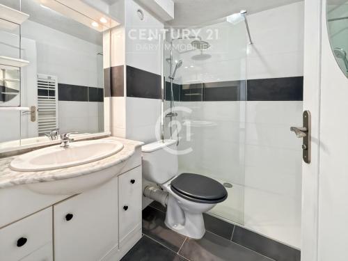 une salle de bain avec toilettes, lavabo et douche dans l'établissement La Roseraie Calvi, bord de mer, à Calvi