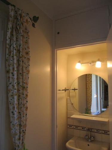 une salle de bain avec un lavabo et un miroir dans l'établissement Maison vue mer exceptionnelle, au Lavandou