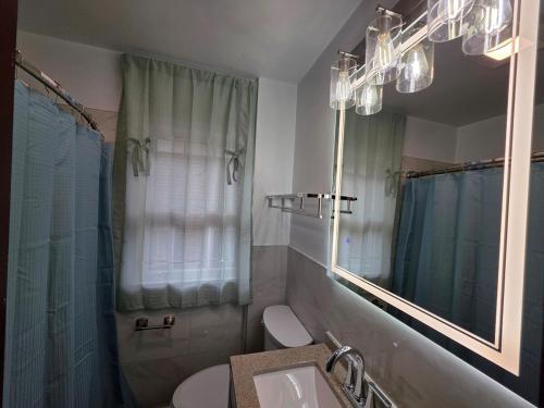 Ένα μπάνιο στο Soft Sheets & Sweet Dreams - 3 Bedroom Home with Driveway