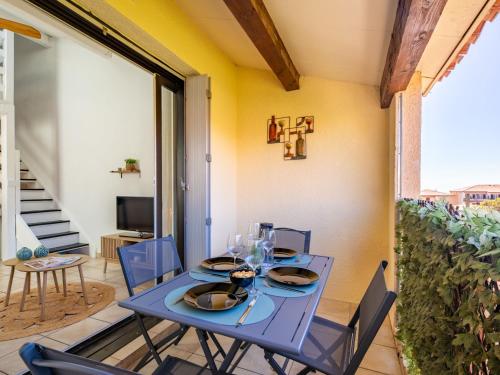 une table et des chaises bleues sur une terrasse dans l'établissement Apartment La Chênaie-6 by Interhome, à Saint-Aygulf
