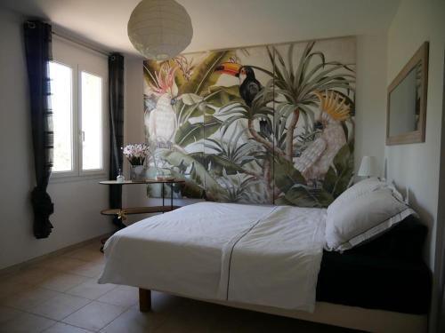 une chambre avec une grande fresque d'oiseaux sur le mur dans l'établissement Villa calme avec piscine Luberon, à La Roque-dʼAnthéron