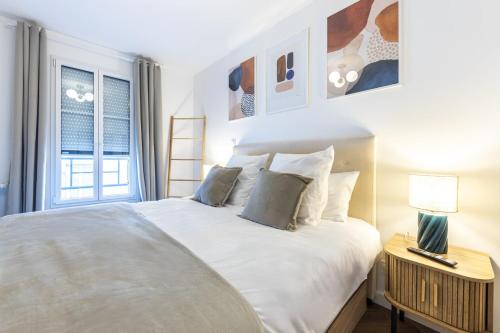 une chambre avec un lit blanc et une fenêtre dans l'établissement OIQIA • Armoria, à Quimper