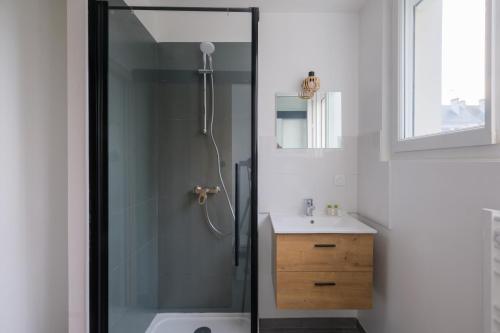 une salle de bain avec douche et lavabo dans l'établissement Le Manoë- Proche GareSt Nazaire, à Saint-Nazaire