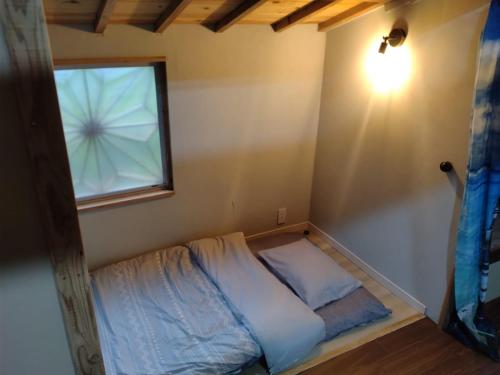 Postel nebo postele na pokoji v ubytování Cloud House Amami