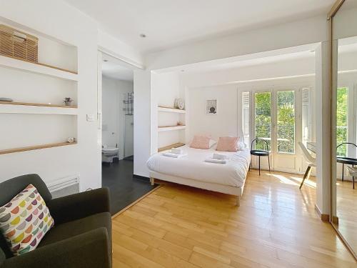 un salon avec un lit et un canapé dans l'établissement Rives d'Azur, à Mouans-Sartoux