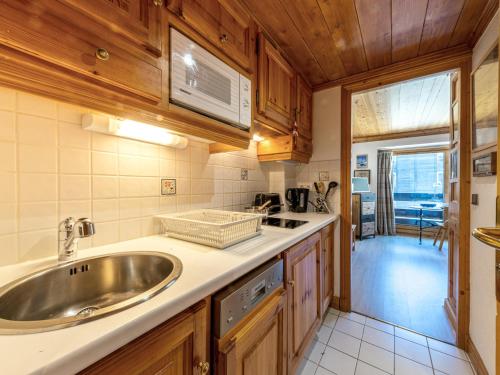 ヴァル・ディゼールにあるStudio cosy avec wifi, centre village, près des pistes - Val-d'Isère - FR-1-694-250のシンクと電子レンジ付きのキッチン