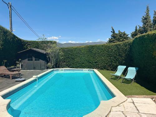 - une piscine dans une cour avec 2 chaises dans l'établissement Rives d'Azur, à Mouans-Sartoux