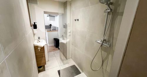 une salle de bain avec douche et lavabo dans l'établissement Hypercenter - Close to Place des Corps Saints, à Avignon