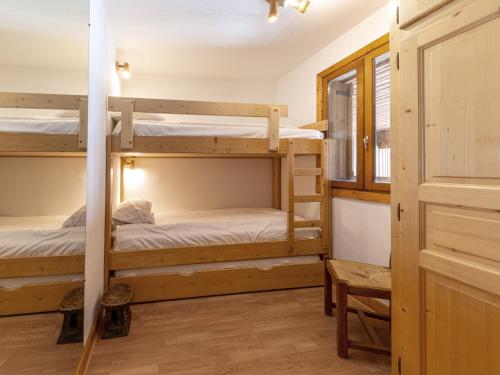 une chambre avec deux lits superposés et une fenêtre dans l'établissement Appartement de Standing au Centre de Val-d'Isère, Balcon Sud et Proche Pistes - FR-1-694-46, à Val dʼIsère