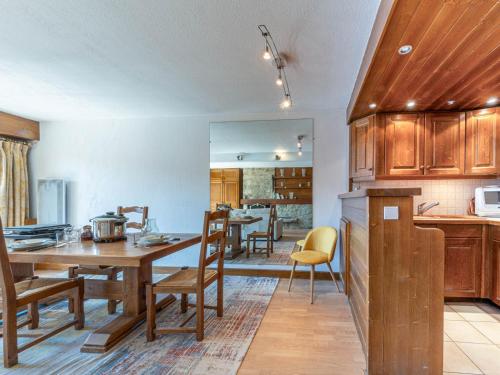 une cuisine avec une table et une salle à manger dans l'établissement Appartement de Standing au Centre de Val-d'Isère, Balcon Sud et Proche Pistes - FR-1-694-46, à Val dʼIsère